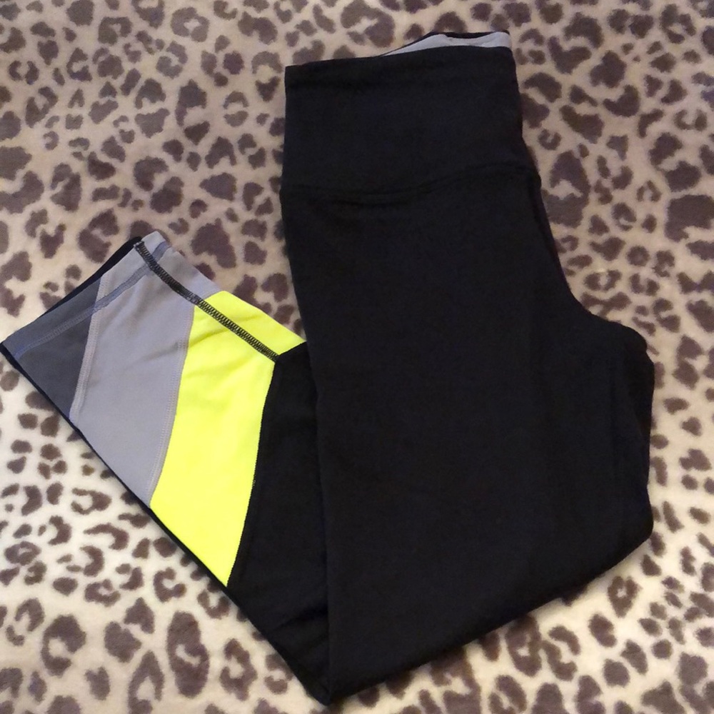2016 Victoria’s Secret Knockout Capri Leggings Black Size Small VSX SPORT
